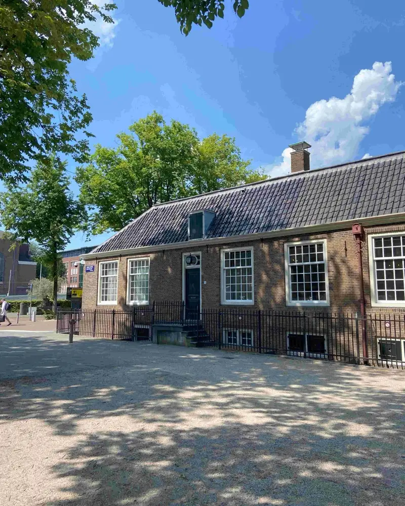 Historic courtyard building between the two synagogues