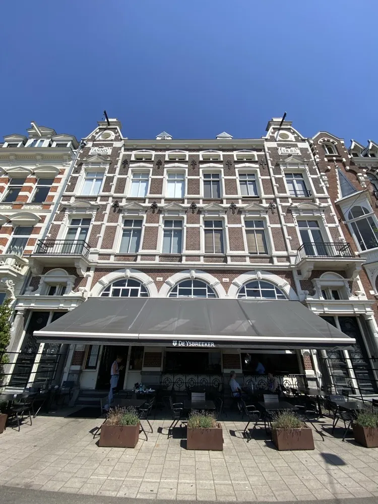 Café De Ysbreeker building façade